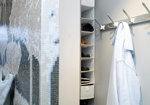 OPPBEVARING: Bak veggen har interi�rarkitekten plassert et h�yskap og en stoffhylle, begge fra Ikea. L�sningen er identisk p� hver side, slik at paret f�r hvert sitt personlige skap. Foto: Espen Gr�nli
