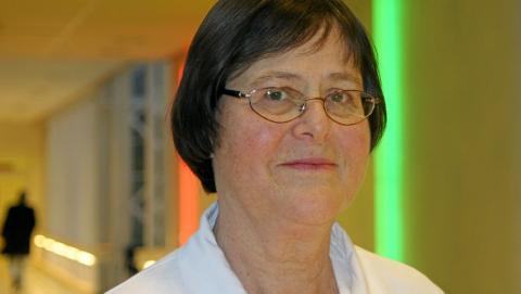 BARNEL�RDOM: Smittevernlege Bj�rg Marit Andersen mener det b�r v�re barnel�rdom � legge papir p� doringen f�r man setter seg ned.  Foto: Oslo universitetssykehus, Ullev�l