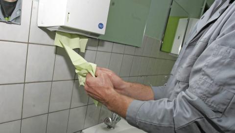 H�NDT�RK: Det beste er � t�rke med papir. Illustrasjonsfoto: colourbox.com