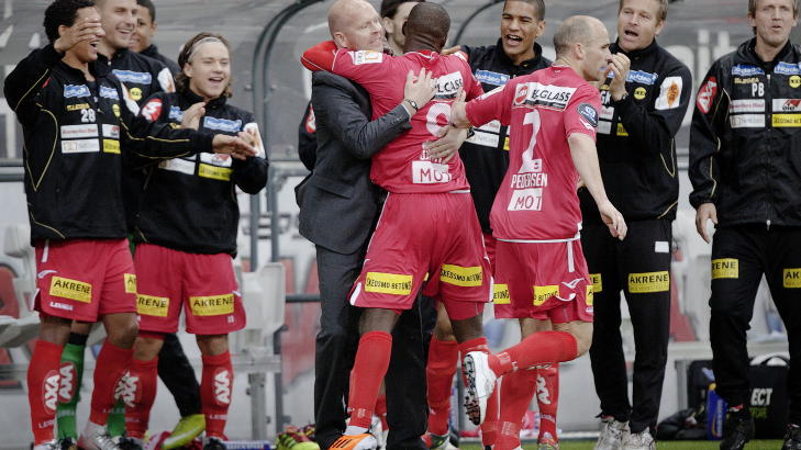 LSK-TOPPSCORER: Henning Berg jublet for LSKs storseier mot Stab�k sammen med Anthony Ujah - nigerianeren som scoret fire m�l i serie�pningen p� Fornebu. Foto: Linn Cathrin Olsen / SCANPIX