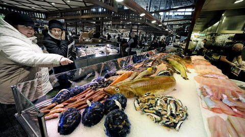  FERSK FISK:  I �stermalms Saluhall f�r kundene den ferskeste fisken.  Foto: John Terje Pedersen/Dagbladet
