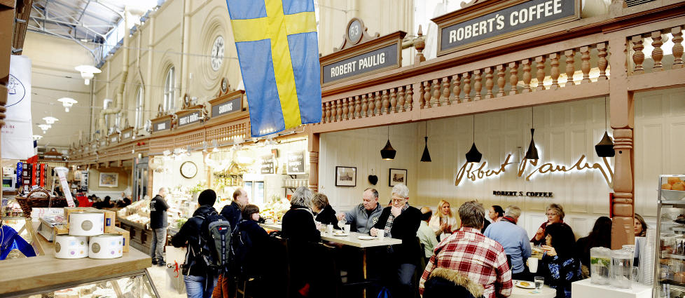 �STERMALMS SALUHALL:   Her er det fullt av matglade svensker, men f� turister finner fram til Stockholms tradisjonsrike mathall.   Foto: John Terje  Pedersen/Dagbladet