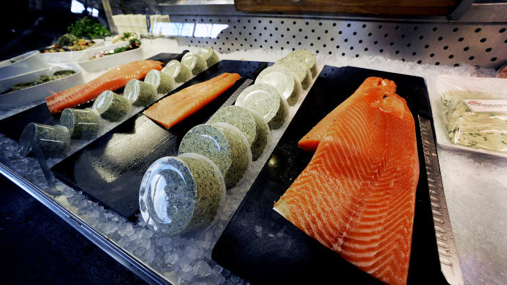 TA MED HJEM:  Mange kommer til �stermalms Saluhall for � kj�pe med seg mat hjem i helga. Foto: John Terje Pedersen/Dagbladet