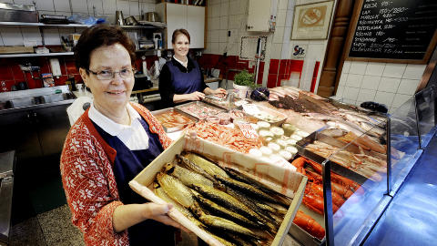  FAMILIEBEDRIFT:   Birgitta �hs har solgt fisk i 40 �r i �stermalms Saluhall. Datteren Eva (bak) hjelper til p� travle l�rdager. Foto: John Terje Pedersen/Dagbladet