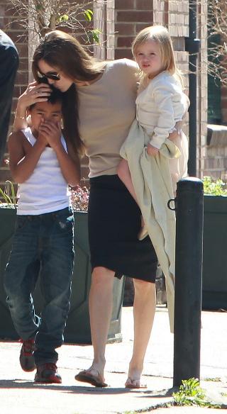 SANDALER: Angelina er sv�rt uj�lete og valgte halvlangt skj�rt og sandaler p� s�ndagsturen. Foto: STELLA PICTURES