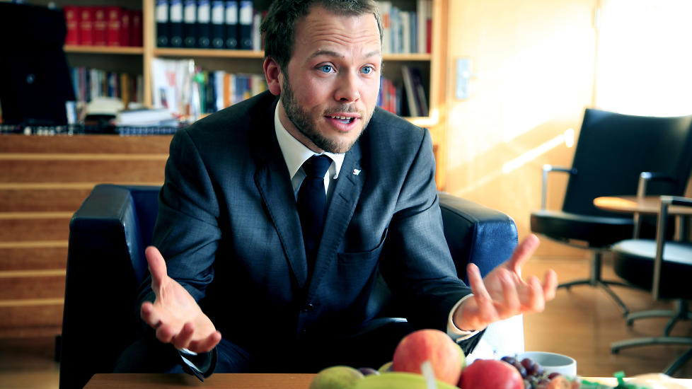 TILBAKE MED NY KRAFT: Barne- og familieminister Audun Lysbakken er klar for kamp om pappapermisjon etter � ha ladet opp i fire m�neder hjemme med Aurora (9 mnd). Foto: Jacques Hvistendahl.