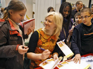 POPUL�R: Barnebokforfatter Maria Parr ble omringet av franske barn p� bokmessa. Foto Nikolai Jakobsen