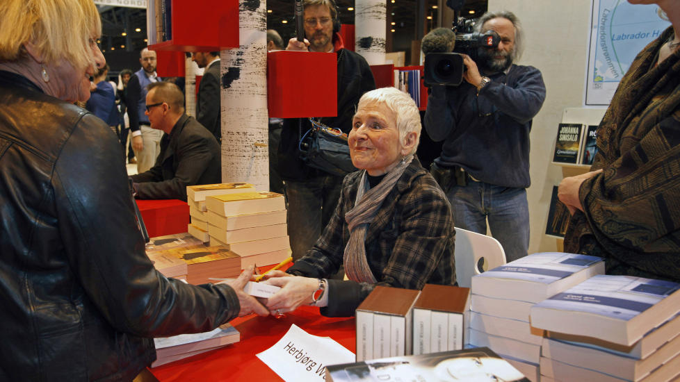 WASSMO-FAN: - Endelig ei bok med signatur, sier Michelle Vallette stolt. Hun har lest alle b�kene til Herbj�rg Wassmo. I helga m�tte norske forfattere franske lesere under bokmessa i Paris, der Norden er �resgjester. Foto Nikolai Jakobsen