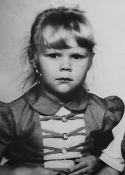 ALVORLIG: Hun hadde alltid dette uttrykket på bilder, vesle Elisabeth Smuk, her fire år gammel. ALVORLIG: Hun hadde alltid dette uttrykket på bilder, vesle Elisabeth Smuk, her fire år gammel.