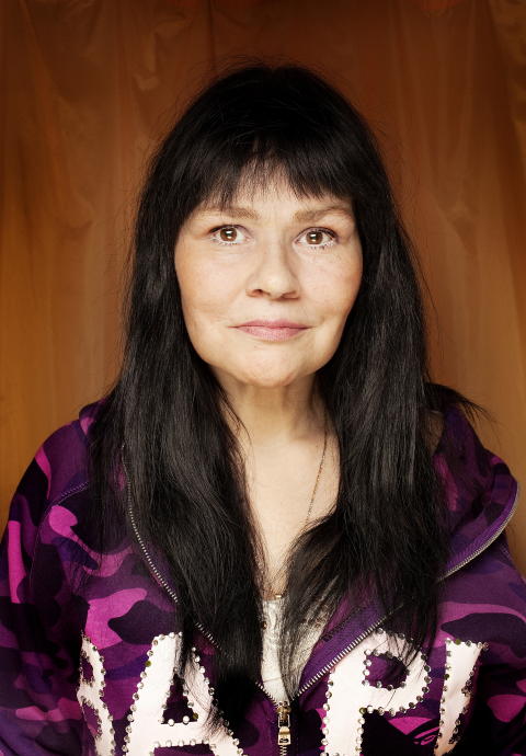 ELISABETH SMUK: I løpet av livet har hun mistet faren, moren, broren, eksmannen og kjæresten på brutalt vis. - Jeg har opplevd så mye tøft, men jeg har fortsatt humøret, sier hun.
Foto: Agnete Brun / Dagbladet ELISABETH SMUK: I løpet av livet har hun mistet faren, moren, broren, eksmannen og kjæresten på brutalt vis. - Jeg har opplevd så mye tøft, men jeg har fortsatt humøret, sier hun.
Foto: Agnete Brun / Dagbladet