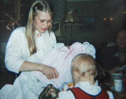 UNG MOR: Da hun var 19, fikk Elisabeth en datter. Jenta vokste opp i en fosterfamilie.
Foto: Agnete Brun / Dagbladet UNG MOR: Da hun var 19, fikk Elisabeth en datter. Jenta vokste opp i en fosterfamilie.
Foto: Agnete Brun / Dagbladet