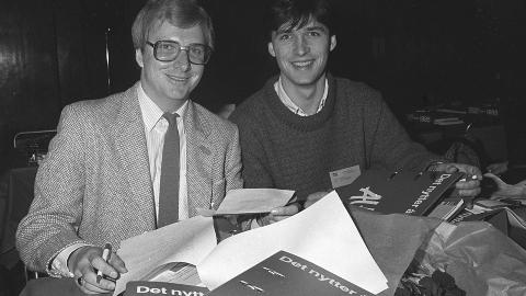 LOVENDE: Formann i AUF, Egil Knudsen og nestformann Jens Stoltenberg under landsmøtet i Oslo, februar 1985. LOVENDE: Formann i AUF, Egil Knudsen og nestformann Jens Stoltenberg under landsmøtet i Oslo, februar 1985.
