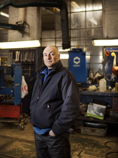 BILSELGER: Trygve Kleppe driver med bilsalg, med innbyttebiler for store forhandlere i Oslo. - Vi gjør dem i stand, shiner dem og tar service, også selger vi videre, forteller han.
Foto: Agnete Brun / Dagbladet BILSELGER: Trygve Kleppe driver med bilsalg, med innbyttebiler for store forhandlere i Oslo. - Vi gjør dem i stand, shiner dem og tar service, også selger vi videre, forteller han.
Foto: Agnete Brun / Dagbladet