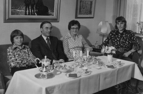 HJEMLENGSEL: Hvordan preget det Trygve Kleppe at familien ble nødt til å bryte opp og flytte fra Fagerborg til Danmark? I det nye landet klarte de ikke uttale navnet hans. Her med lillebror og foreldrene. HJEMLENGSEL: Hvordan preget det Trygve Kleppe at familien ble nødt til å bryte opp og flytte fra Fagerborg til Danmark? I det nye landet klarte de ikke uttale navnet hans. Her med lillebror og foreldrene.