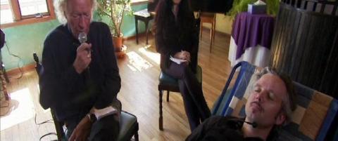 Her hevder Ari han f�r kontakt med sin d�de bestefar