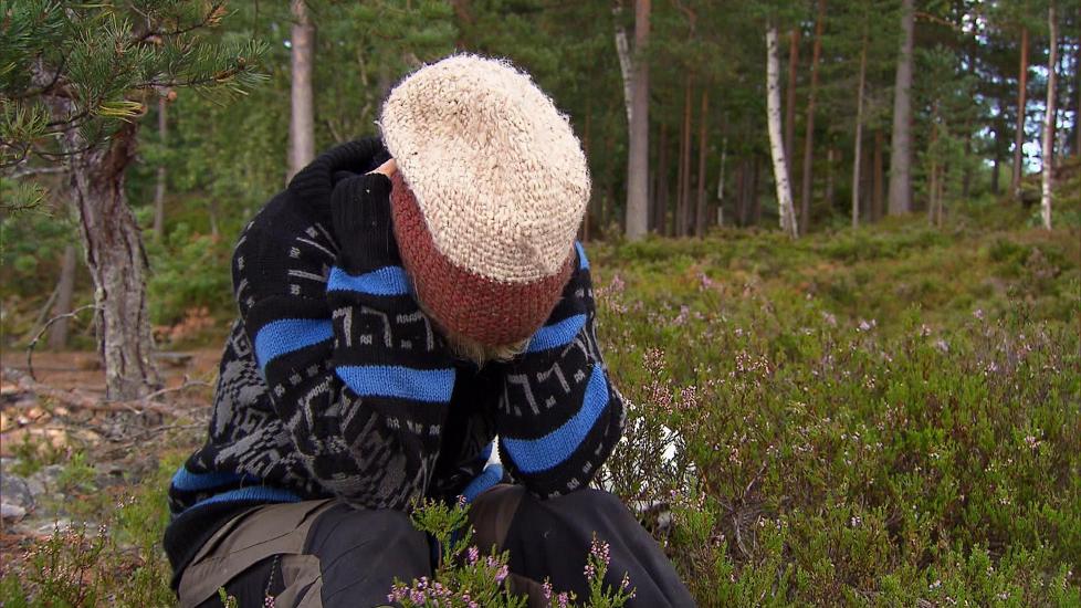 TOK TIL T�RENE: Julie Aas Rye holdt fingrene i �rene, men h�rte likevel grisen hyle. Hun tok til t�rene under slaktingen. Foto: TV 2