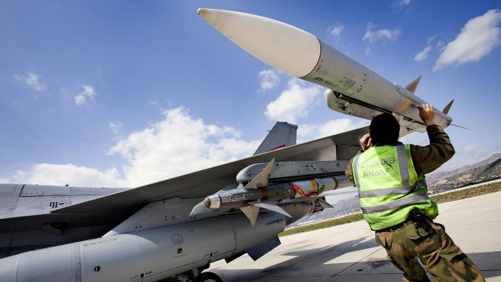 MELDT KLARE TIL KAMP: Her kontrollerer en militær tekniker et AMRAAM-missil som er festet på et norsk F 16 jagerfly. Jagerflyet er en del av den norske jagerflystyrken ved Souda Air Base på Kreta. Foto: LARS MAGNE HOVTUN, FORSVARET MELDT KLARE TIL KAMP: Her kontrollerer en militær tekniker et AMRAAM-missil som er festet på et norsk F 16 jagerfly. Jagerflyet er en del av den norske jagerflystyrken ved Souda Air Base på Kreta. Foto: LARS MAGNE HOVTUN, FORSVARET