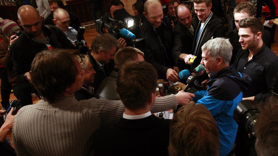 MIDTPUNKTET: Drillo holder snakket�yet varmt foran l�rdagens landskamp mot Danmark. 
Foto: Lise �serud / Scanpix