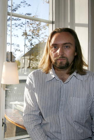 FORSTÅR KRITIKKEN: Men forfatter Carl Frode Tiller kommer ikke til å si fra seg stipendet. Foto: Tom E. Østhuus, Dagbladet. FORSTÅR KRITIKKEN: Men forfatter Carl Frode Tiller kommer ikke til å si fra seg stipendet. Foto: Tom E. Østhuus, Dagbladet.
