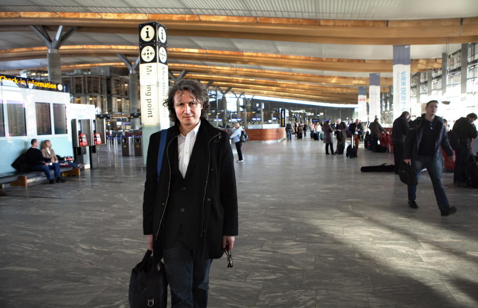 FORFULGT: Filmskaperen Andrei Nekrasov er Friby-flyktning i Norge. - Jeg blir truet p� livet i Russland. N� t�r jeg ikke lenger bo der, sier han da Dagbladet m�tte ham p� en kort mellomlanding p� Gardermoen. Foto: Anders Gr�nneberg
