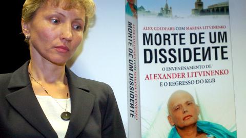 DREPT: Martina Litvinenko, enka etter Alexander Litvinenko. Foto: EPA/MANUEL ALMEIDA