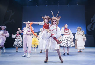 MOR OG BARN: Morskjærlighet er et stort tema i «Rock'n roll wolf». Foto: GT Nergaard, Trøndelag Teater MOR OG BARN: Morskjærlighet er et stort tema i «Rock'n roll wolf». Foto: GT Nergaard, Trøndelag Teater