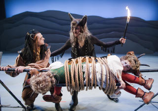 SPIS ELLER BLI SPIST?: Stykkets skumleste øyeblikk. «Rock'n roll wolf» hadde tjent på å ha litt skarpere tenner. Foto: GT Nergaard, Trøndelag Teater SPIS ELLER BLI SPIST?: Stykkets skumleste øyeblikk. «Rock'n roll wolf» hadde tjent på å ha litt skarpere tenner. Foto: GT Nergaard, Trøndelag Teater