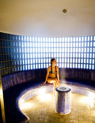 Spabehandling og b�lgesurfing midt i bakken