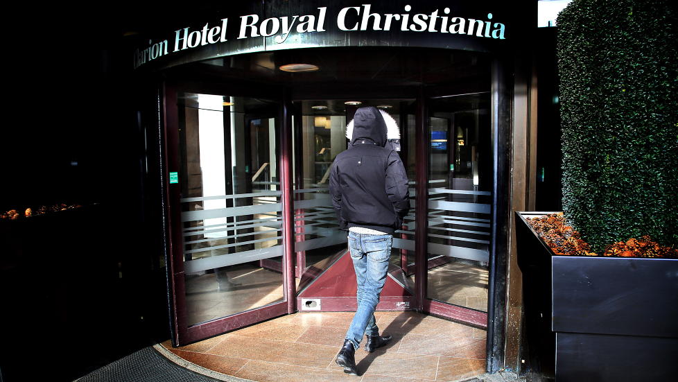 SKUFFET OVER PARTIET: Den n� 17 �r gamle gutten p� vei inn p� Hotel Royal Christiania, der overgrepet skal ha skjedd i 2008, da gutten var 15 �r gammel. Foto: Jacques Hvistendahl.