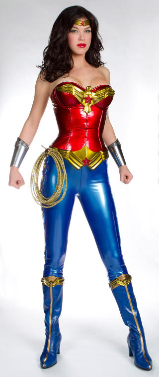 Grusomhet av verste merke - det f&oslash;rste bildet av Adrianne Palicki som Wonder Woman i NBCs tv-serie