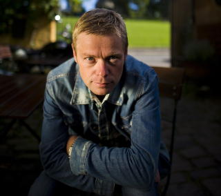 - LYVER:Henrik Langeland tror ikke Anne Holt er «Anonym». Foto: Håkon Eikesdal - LYVER:Henrik Langeland tror ikke Anne Holt er «Anonym». Foto: Håkon Eikesdal