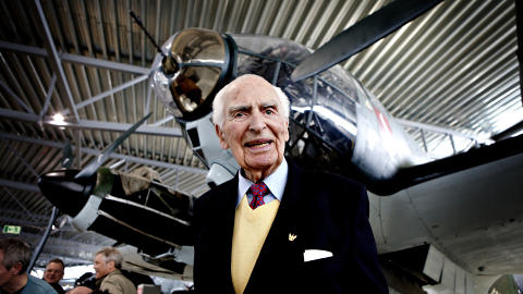 TILBAKE I NORGE:  Horst Schopis (98) var tysk pilot under krigen. N� blir hans historie film. Bak ham st�r et fly likt det han krasjet med i Norge i april 1940. Foto: Lars Eivind Bones / Dagbladet