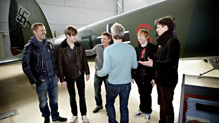 VENNER OG FIENDER:  De fem skuespillerne og regiss�r Petter N�ss p� Gardermoen i g�r. Fra venstre Stig Henrik Hoff, David Kross, Florian Lukas, Petter N�ss (ryggen til), Rupert Grint og Lachlan Nieboer. Foto: Lars Eivind Bones / Dagbladet