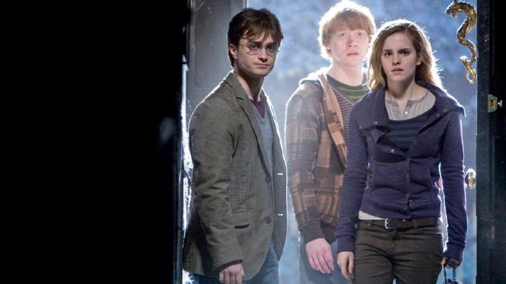 SLIK VI ER VANT TIL � SE HAM:  Rubert Grint (i midten) er mest kjent for rollen som Ron Weasley i �Harry Potter�
-filmene. Her er han sammen med Harry Potter (Daniel Radcliffe) og Hermine Grang (Emma Watson) i den nest siste �Harry Potter�-filmen, �Harry Potter og D�dstalismanene�. Foto: Filmweb