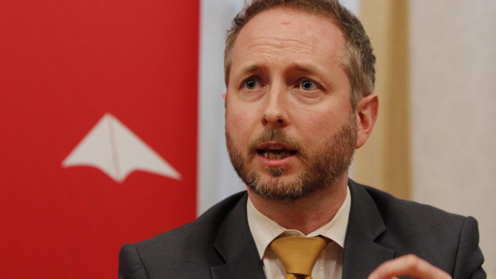 - UT AV LIBYA: Nestleder i SV B�rd Vegard Solhjell mener det er lite som t�ler for at Statoil vil fortsette sitt engasjement i Libya. Han ser aller helst at det norske selskapet avslutter sitt engasjement i landet. I tillegg vil han at Norge slutter � selge v�pen til diktatoriske regimer. Foto: H�kon Mosvold Larsen / Scanpix