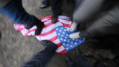 IKKE P� NYTT: USA kommer ikke til � okkupere Libya, slik de gjorde i Irak og Afghanistan, skriver James Traub. Han tror ikke amerikanske skattebetalere vil v�re villig til � betale for et nytt eventyr i Midt�sten. Her demonstrer russere mot USAs angrep p� Libya. Foto: AFP/SCANPIX
