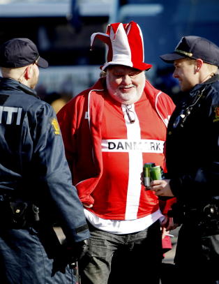 Danske fotballfans m�tt av 15 politibiler