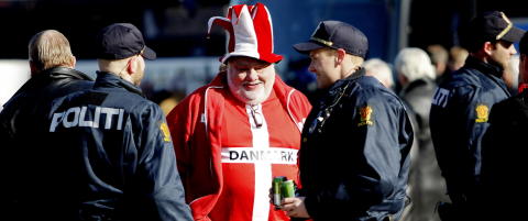 Danske fotballfans m�tt av 15 politibiler