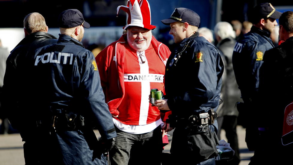 M�TT AV POLITI: Da danske fotballfans kom til Norge og Oslo i morges, ble de m�tt av store politistyrker. Rykter om at hooligans fra Danmark skal komme satte politiet i beredskap.
Foto: Stian Lysberg Solum / SCANPIX