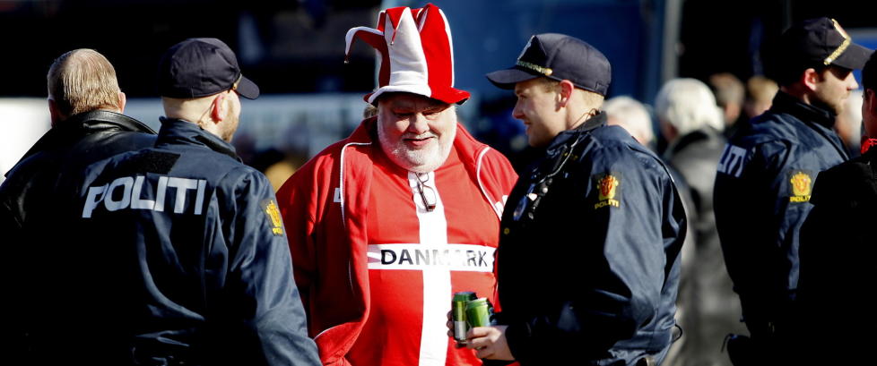 Danske fotballfans m�tt av 15 politibiler