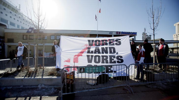 FJELLAPER? Disse danskene hevder i alle fall de har rett til b�de landet og olja v�r.
Foto: Stian Lysberg Solum / SCANPIX