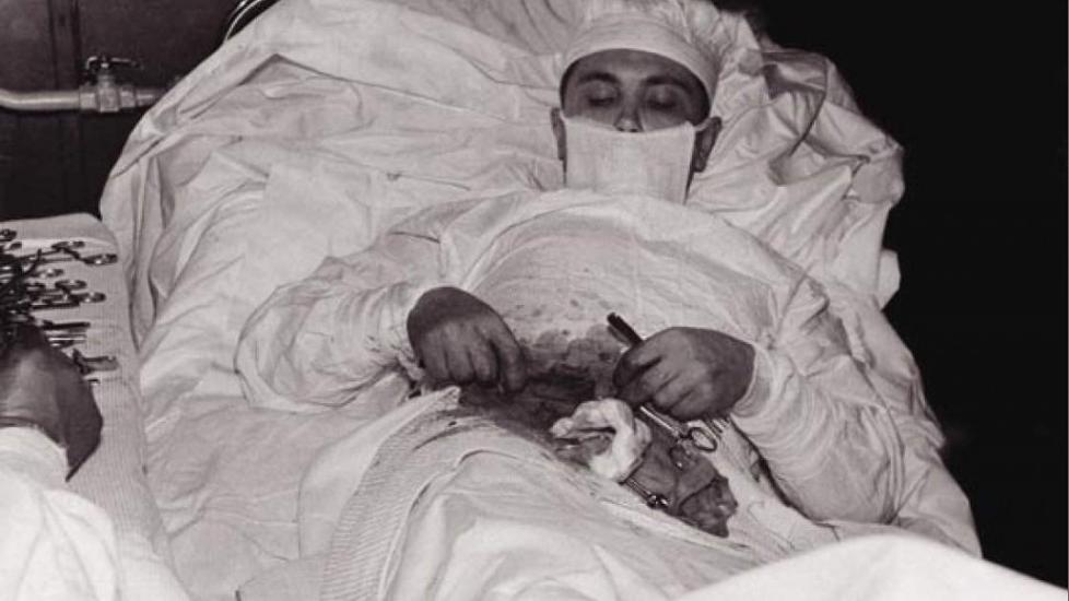 EGENKIRURGI: To kamerater p� den sovjetiske forskningsstasjonen ble if�rt operasjonsutstyr og ble satt til � assistere Leonid Rogozov (27), men legen opererte seg selv. Foto: British Medical Journal Publishing Group.