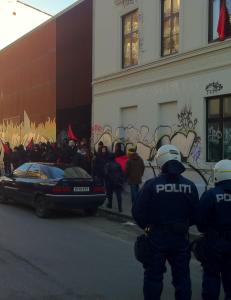 Blitzere demonstrerte mot tatoveringsstudio