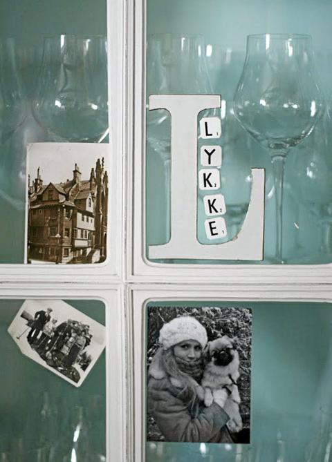 PERSONLIG: Flere steder og møbler i leiligheten er dekorert med bilder. Foto: Nib PERSONLIG: Flere steder og møbler i leiligheten er dekorert med bilder. Foto: Nib