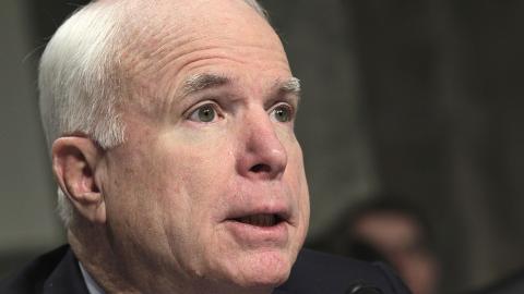 LIKNER IKKE S� VERST: Ed Harris (�verst) skal spille presidentkandidat John McCain (nederst). Foto: AP/AFP/Scanpix