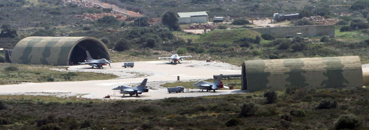 HER HOLDER DE TIL: Her står de norske F16-flyene stasjonert på Souda Bay-basen på Kreta. Foto: Kristoffer Egeberg/Dagbladet HER HOLDER DE TIL: Her står de norske F16-flyene stasjonert på Souda Bay-basen på Kreta. Foto: Kristoffer Egeberg/Dagbladet