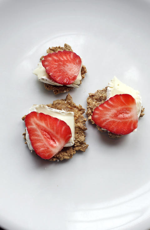 SPR�TT: Hvitl�kskjeks med ost og jordb�r.