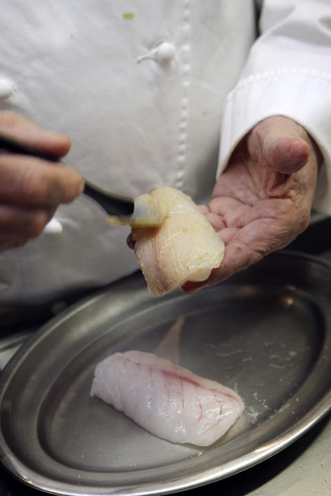 STJERNER: Juan Mari Arzak og datteren Elena bringer laboratoriet til kj�kkenet. �verst: En fraktal av blank sirup og r�d veske, like mye geometrisk kunstverk som mat.