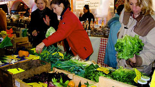 MATMARKED:  I Provence er mange p� jakt etter de beste r�varene p� markedene. Foto: Kirsten M. Buzzi/Dagbladet .