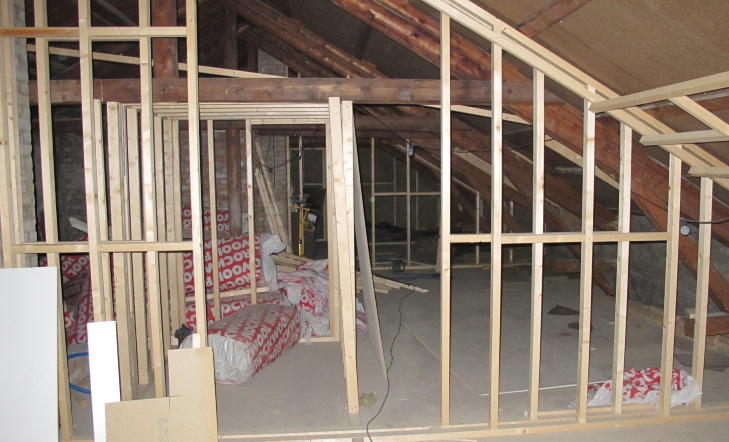 IKKE FERDIG: Arbeidet p� loftet ble p�begynt, men aldri fullf�rt. Foto: Sindre Granly Meldalen